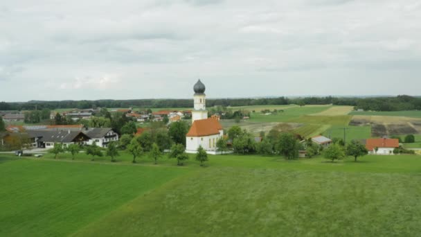 Flyg över de gröna jordbruksmarkerna på landsbygden i Bruckmuehl i Tyskland — Stockvideo