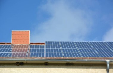 evin çatısında güneş enerjisi panelleri