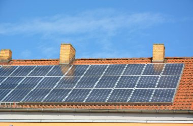 evin çatısında güneş enerjisi panelleri