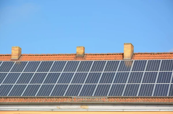 Панелі сонячної енергії на даху будинку — стокове фото