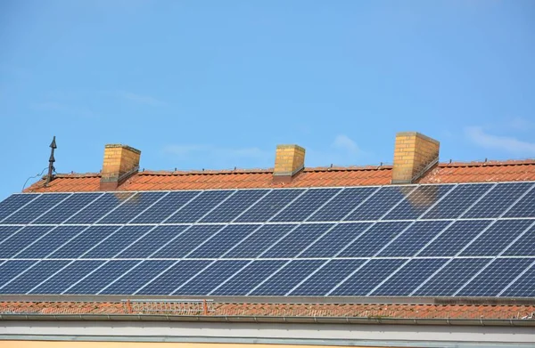 Painéis de energia solar no telhado da casa — Fotografia de Stock