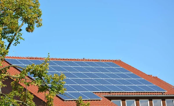 Painéis de energia solar no telhado da casa — Fotografia de Stock