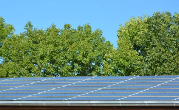 Painéis de energia solar no telhado da casa — Fotografia de Stock