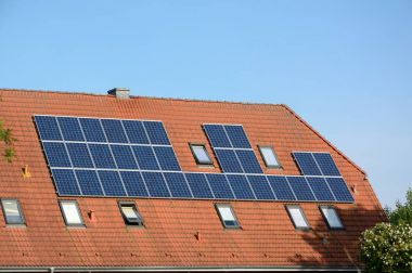 evin çatısında güneş enerjisi panelleri