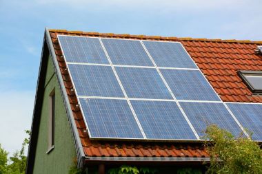 evin çatısında güneş enerjisi panelleri