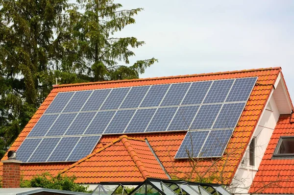 Painéis de energia solar no telhado da casa — Fotografia de Stock