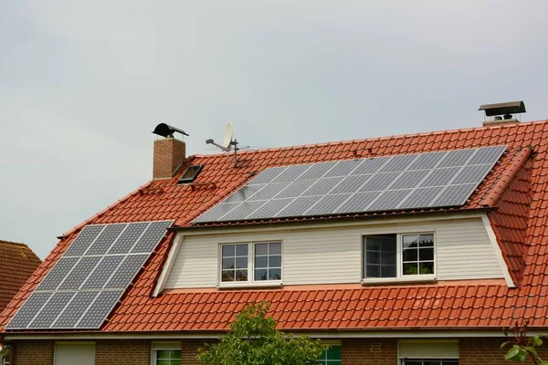 Sonnenkollektoren auf Hausdach — Stockfoto