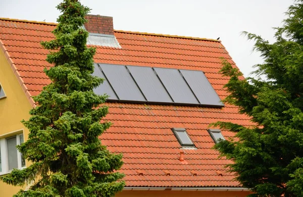 Evin çatısında güneş enerjisi panelleri — Stok fotoğraf
