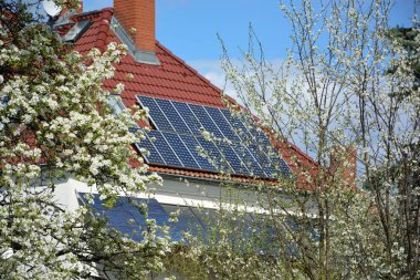 evin çatısında güneş enerjisi panelleri