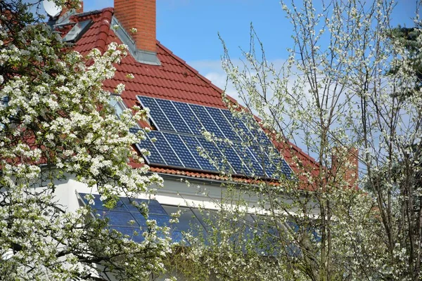 evin çatısında güneş enerjisi panelleri