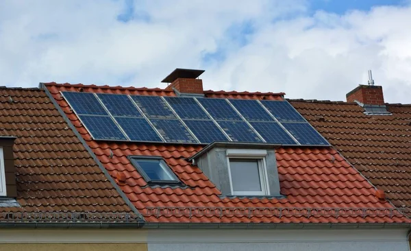 evin çatısında güneş enerjisi panelleri