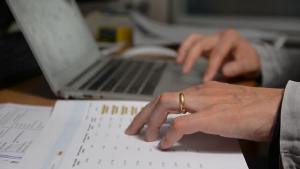 Mani di un uomo che lavora al computer — Video Stock