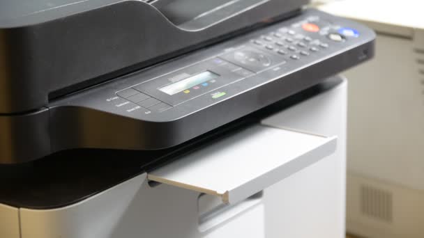 Arkuszu papieru drukowane przez drukarkę — Wideo stockowe