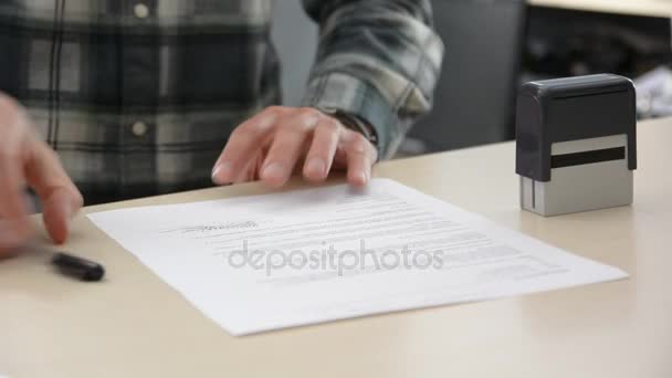Documento de assinatura da mão masculina — Vídeo de Stock