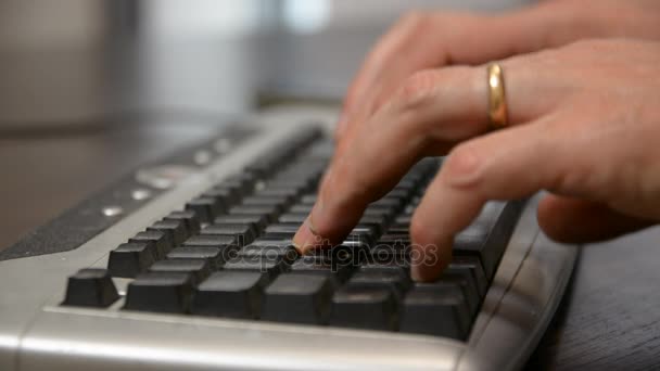 Руки человека, работающего за компьютером — стоковое видео