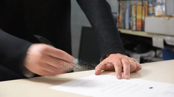 Męskiej ręki podpisania dokumentu i odbiór pieniędzy — Wideo stockowe