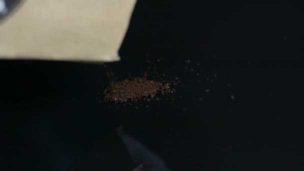 Кофе порошок льется вниз образуя кучу — стоковое видео
