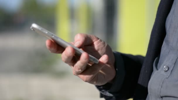 Close-up de mãos masculinas digitando no telefone celular — Vídeo de Stock