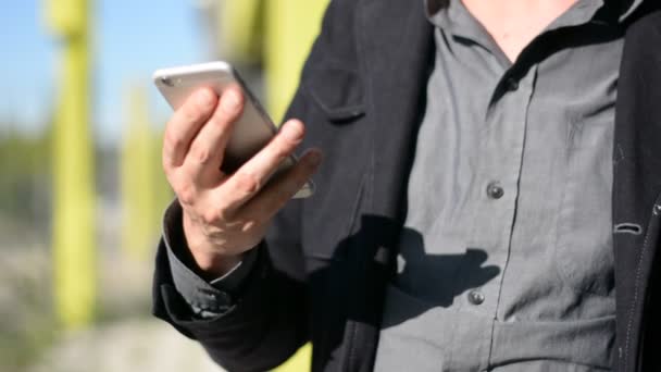 Zbliżenie: mężczyzna ręce wpisywanie na telefon komórkowy — Wideo stockowe