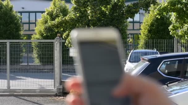 POV de manos masculinas escribiendo en el teléfono celular — Vídeos de Stock