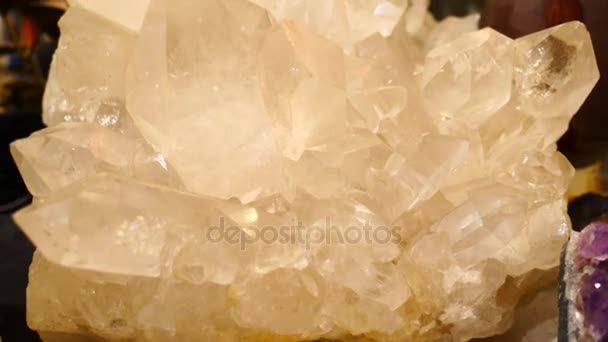 Large crystals of white quartz — Stock Video