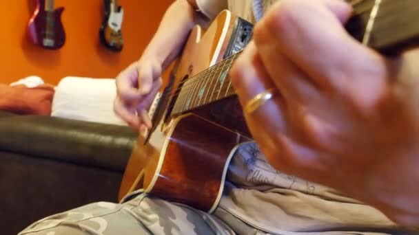 Male hands playing classic guitar — Stock Video