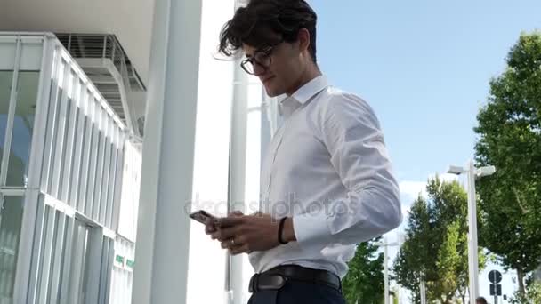Молодой бизнесмен делает селфи с телефоном — стоковое видео