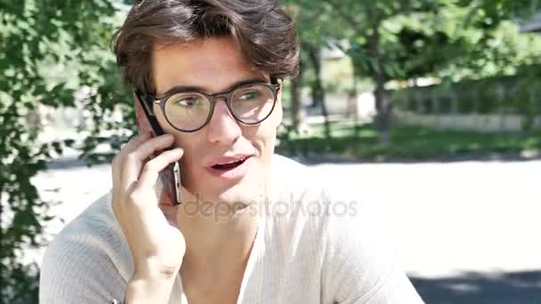 Jonge man in de stad praten op mobiele telefoon — Stockvideo