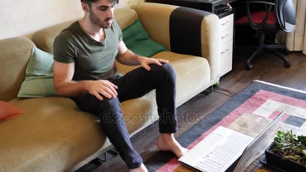 Jeune homme faisant vidéochat à la maison sur ordinateur portable PC — Video