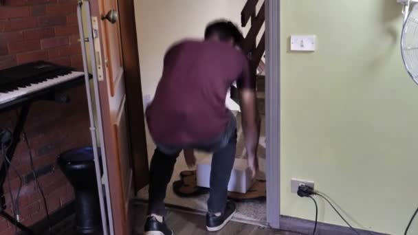 Hombre recibiendo paquete en casa — Vídeos de Stock