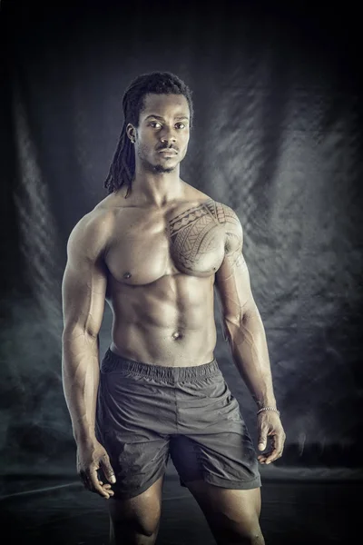Afrikalı Amerikalı vücut geliştiren adam, çıplak kaslı gövde. — Stok fotoğraf