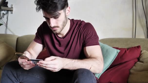 휴대 전화에 온라인 쇼핑 하는 매력적인 젊은 남자 — 비디오