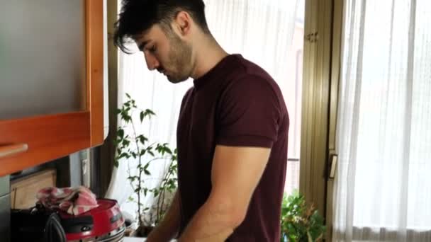 Hombre joven preparando café con máquina en casa — Vídeos de Stock