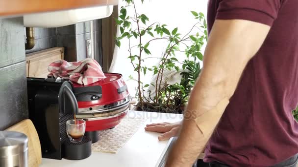 Junger Mann bereitet zu Hause Kaffee mit Maschine zu — Stockvideo