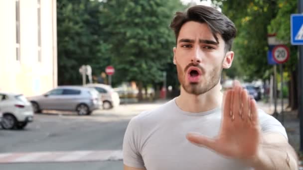 Joven haciendo stop sign con su mano — Vídeo de stock