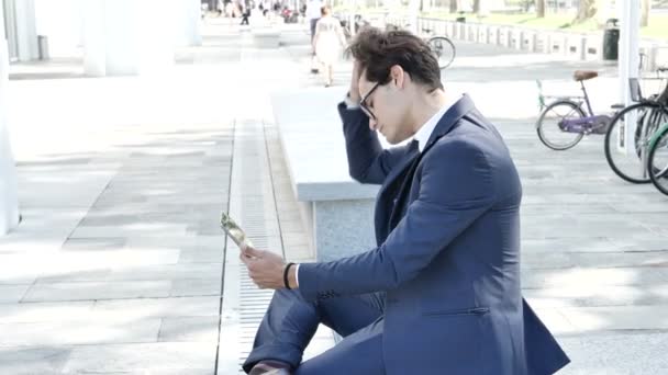 Jovem homem de negócios fazendo vídeo chat ao ar livre — Vídeo de Stock