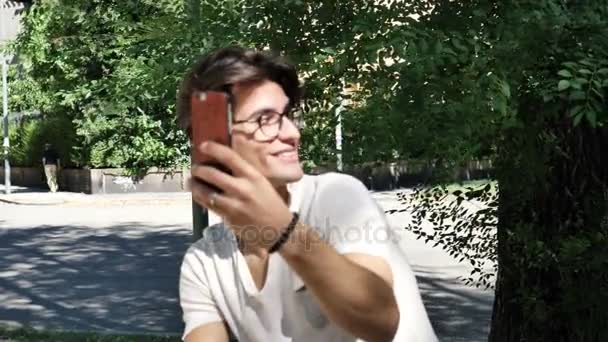 屋外ビデオ チャットをしている若い男 — ストック動画