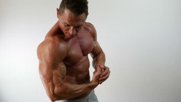 Muskulöser Bodybuilder ohne Hemd im Studio — Stockvideo