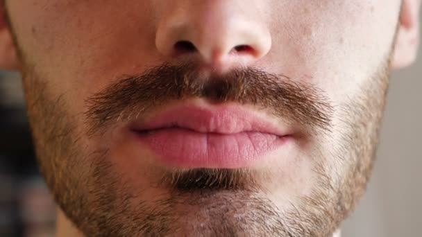 Közelkép az ember ajkak — Stock videók