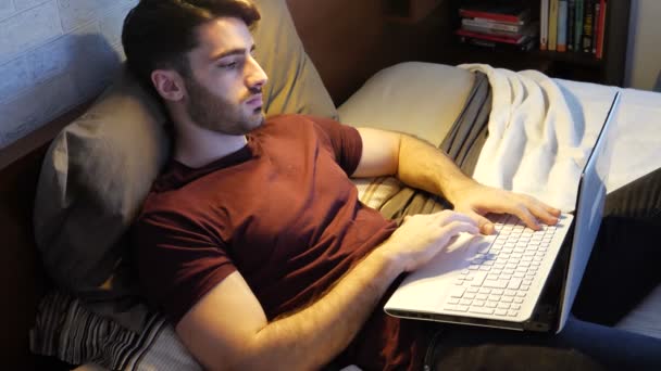 Jonge man in slaap vallen tijdens het werken op de laptop — Stockvideo