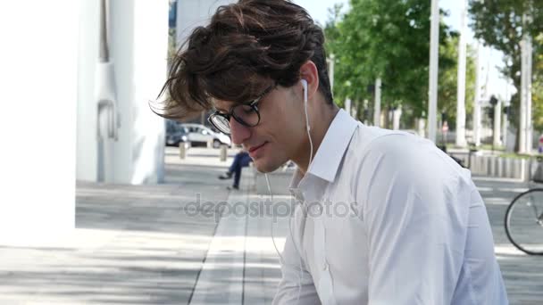 Joven hombre de negocios con estilo con auriculares — Vídeo de stock