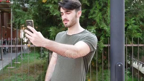 Joven tomando foto selfie afuera — Vídeos de Stock