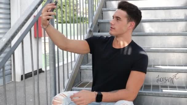 Joven tomando foto selfie afuera — Vídeos de Stock