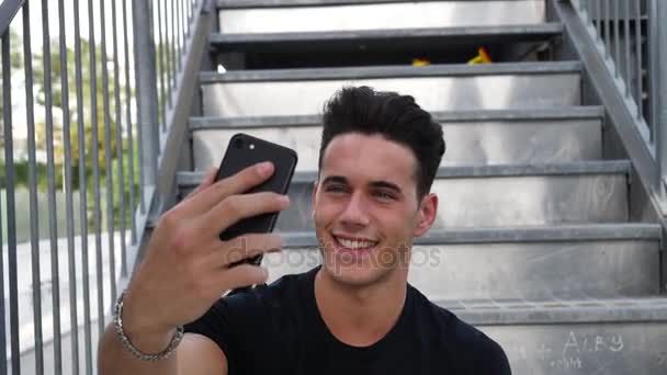 Młody człowiek biorąc selfie zdjęcie poza — Wideo stockowe