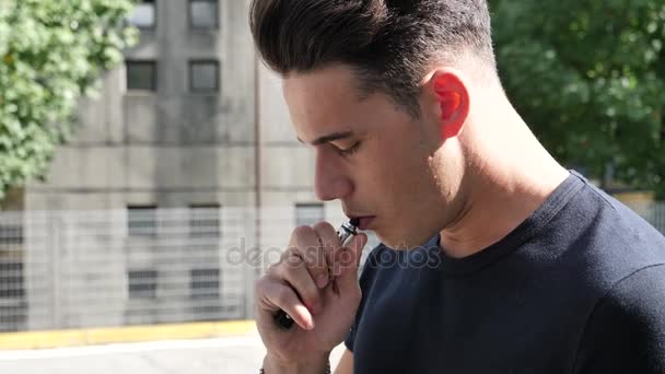 Hombre fumando ecig en la calle — Vídeos de Stock