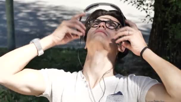 公園で音楽を聴く若い男 — ストック動画