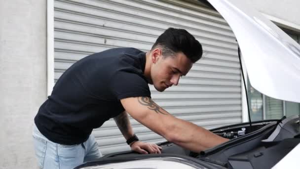Hombre tratando de reparar un coche y buscando ayuda — Vídeos de Stock