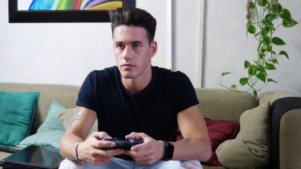 Fiatal férfi botkormány or böngészhetsz a videojátékok — Stock videók