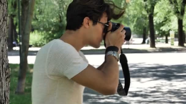 英俊的年轻男性摄影师拍照 — 图库视频影像