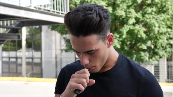 Hombre fumando ecig en la calle — Vídeo de stock